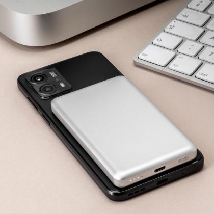 IKO 5000mAh wireless power bank with magnets - Image 4