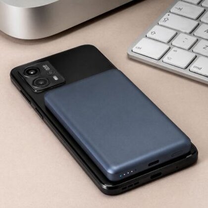 IKO 5000mAh wireless power bank with magnets - Image 2