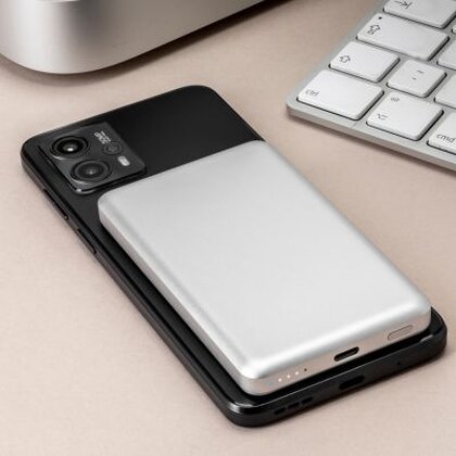 IKO 5000mAh wireless power bank with magnets - Image 3